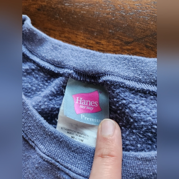 Women's Sweater, Size Medium - Picture 2 of 5